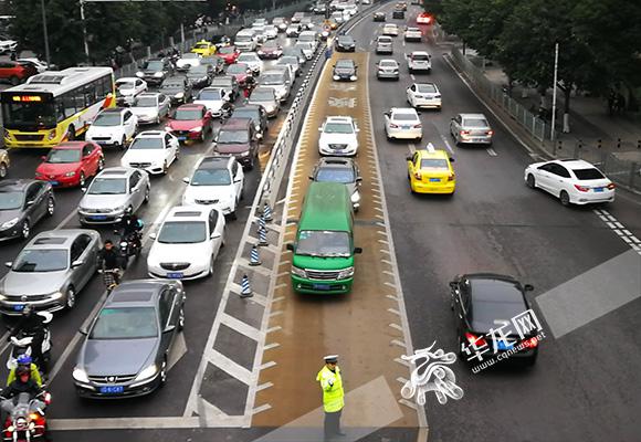 车辆提前"逆向"进入对向车道等候放行.警方供图