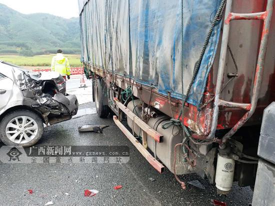 方向1368km处发生一起交通事故,一辆货车在高速公路上行驶过程中失控