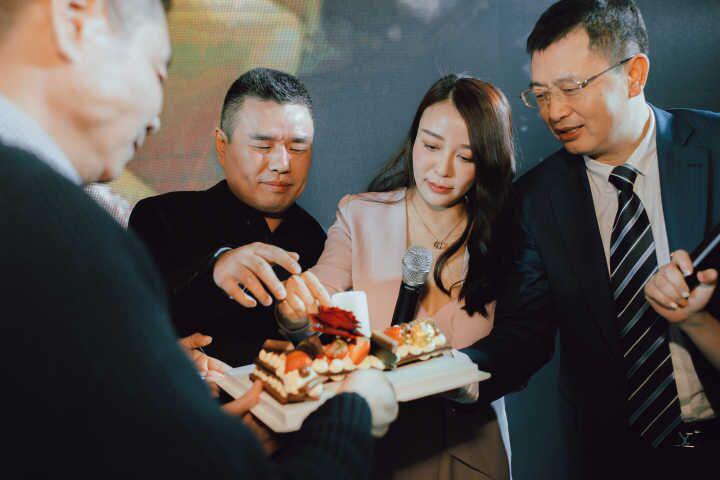 (君庭董事长周军,总经理刘洋及嘉宾切蛋糕庆祝)