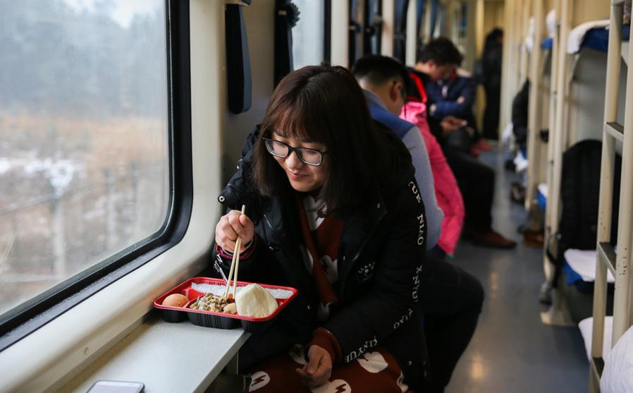 【春运特写 幕后护航人】列车"魔厨"的深夜厨房