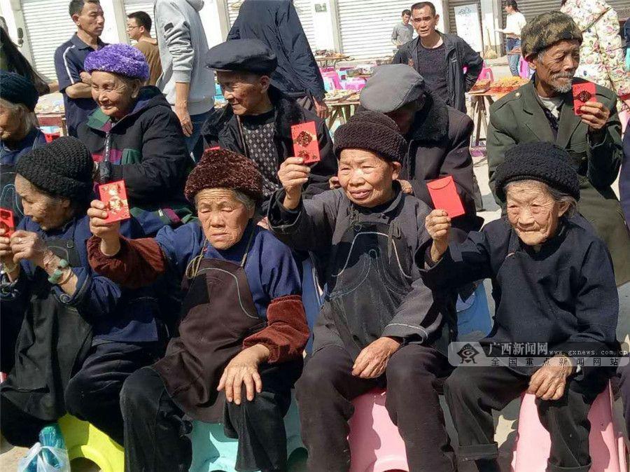 广西隆林隆或镇高山汉族群众欢歌载舞集体度春节