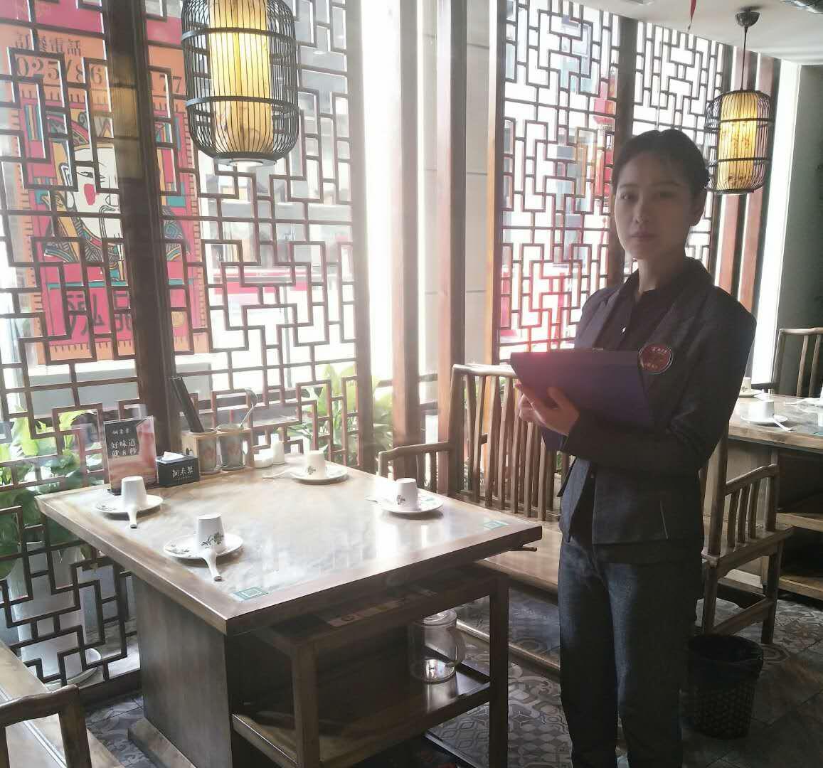 餐饮店店长宋艳:客人为服务点赞 很开心很自豪