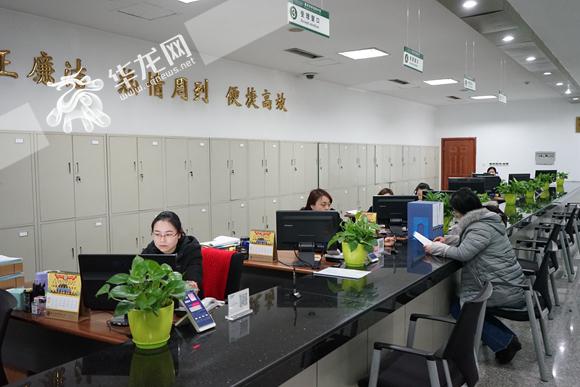 2月22日,节后首日的重庆市环保局接件大厅