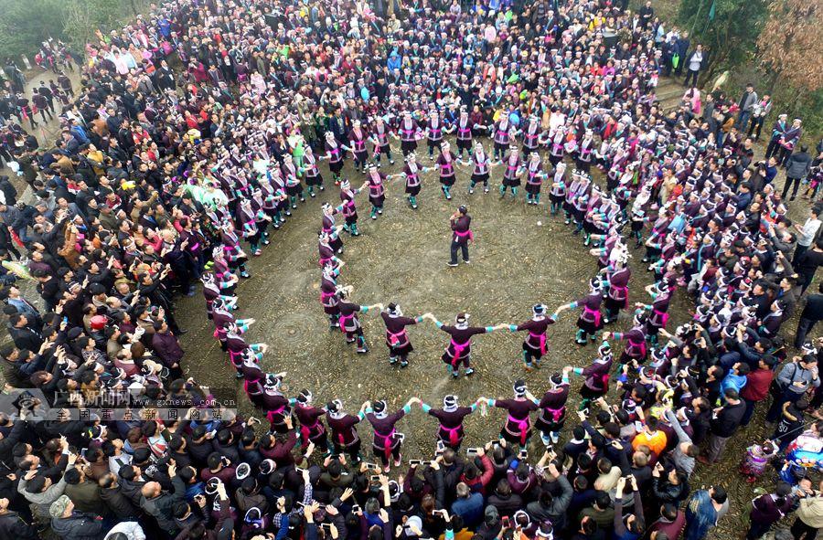 三江举行传统坡会喜迎元宵节,场面火爆嗨翻天!