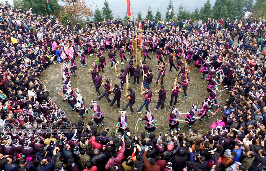 2月28日,在柳州市三江侗族自治县老堡乡老巴村,人们在欢跳芦笙舞.