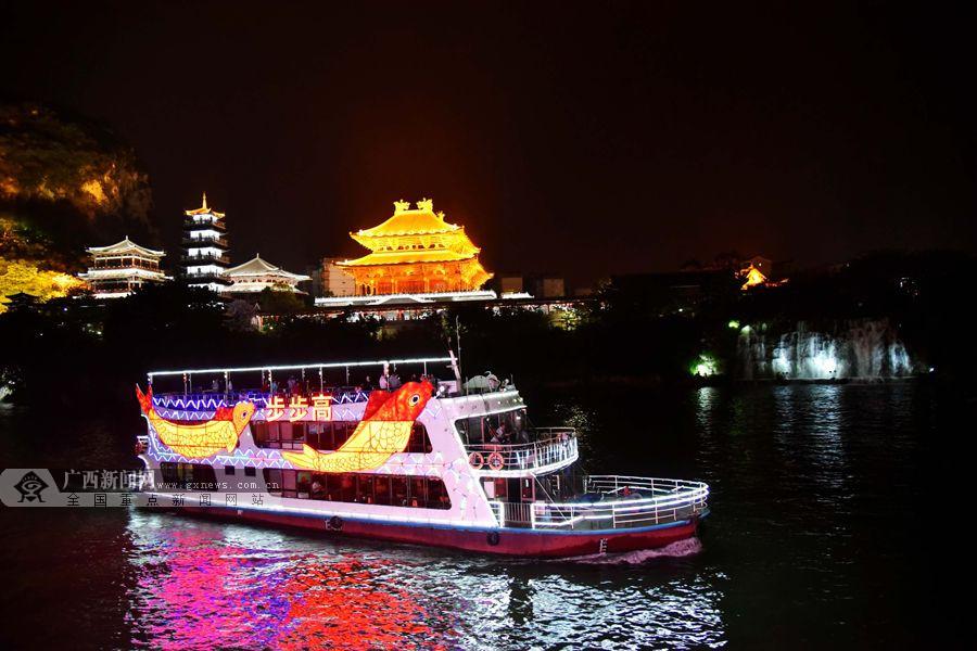 4月3日,一艘游船行驶在柳州市柳江上.高东风 摄