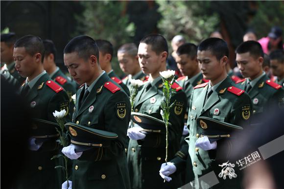 清明将至 重庆武警祭奠援华飞行员库里申科