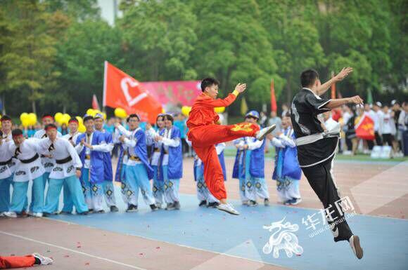 体育学院学子为大家带来了一场精彩的武术表演.记者 刘艳 摄