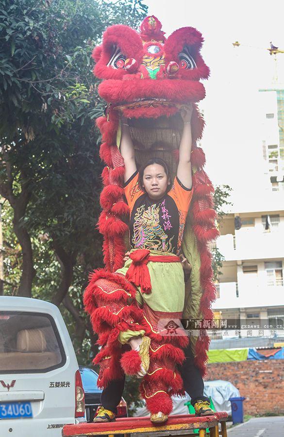 在训练现场,黄洁雯和她的队友一起练习高难度舞狮动作——"金鸡独立".