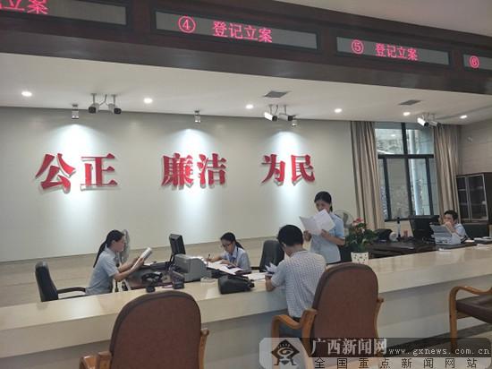 宁铁中院立案庭工作人员在接待前来立案的当事人.通讯员供图