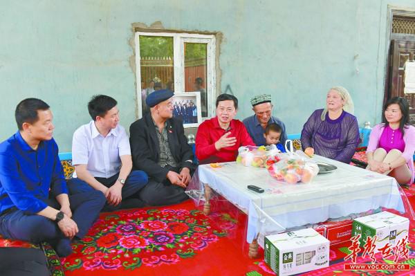 部指挥长,吐鲁番市委副书记颜海林(左四)在结对维吾尔族群众家走访