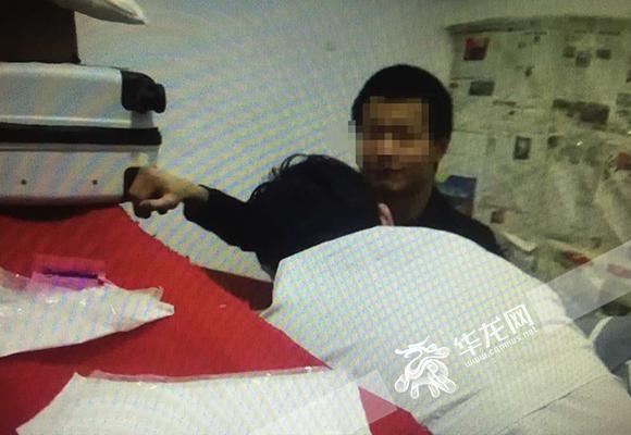 小伙网游上瘾被责骂刺腹自杀 报警求救叔叔