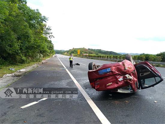 g75线兰海高速公路2030km往南宁方向处,发生一起小轿车侧翻的交通事故