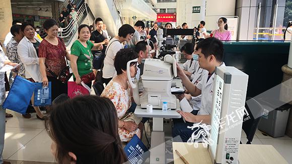 不少人排队接受眼科义诊. 记者 黄宇 摄