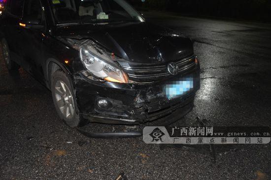 钦州:雨天路滑车速过快 两车相撞"很受伤"(组图)