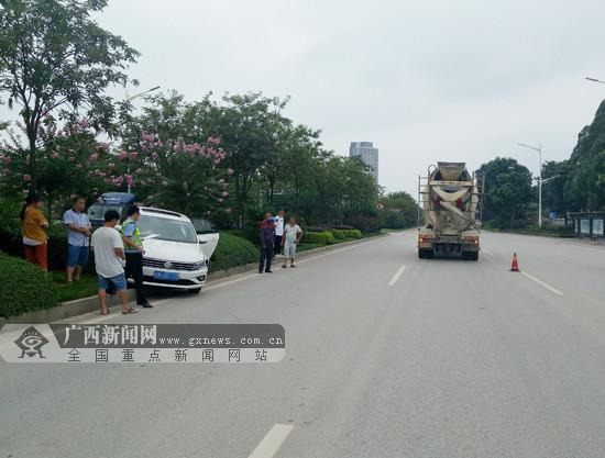 同时变更车道引发的交通事故,小车被搅拌车推行数十米后"怼"上了花带