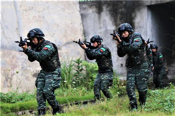 特战队员以前三角队形通过隧道.武警重庆总队执勤第三支队邹毅摄