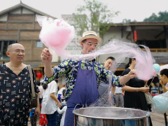 现场制作棉花糖,引来不少游客围观.受访者供图 华龙网发