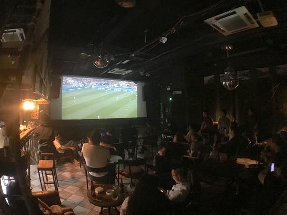 球迷们在舒适的环境下看球来源:坚果酒吧