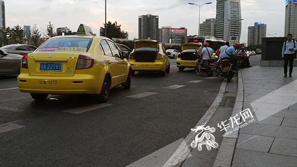 在重庆这些窗口位置乘车 你的体验是好评还是差评?看记者暗访