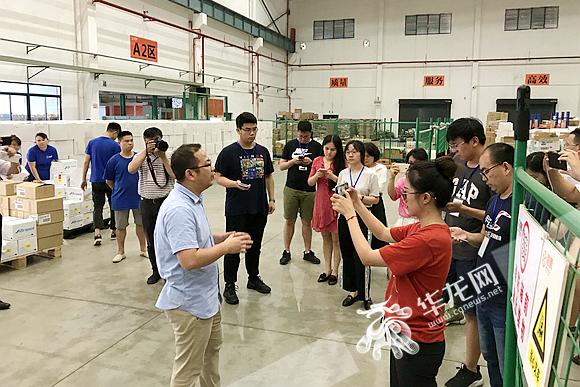 参观保税港区电商物流仓储中心.记者 李裕锟 摄