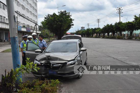 钦州市公安局交警支队五大队处理了一起小轿车失控撞向路灯的交通事故