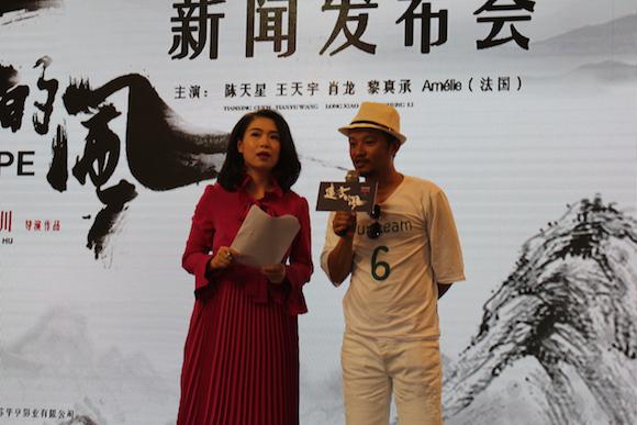 制片人王储(右一) 片方供图