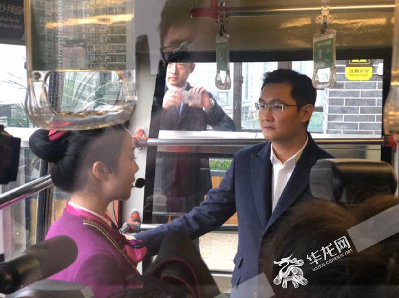 马化腾去年底去坐长江索道体验了"刷乘车码坐索道".资料图片