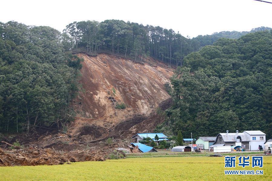 该地区群山连绵,附近民宅被地震引发的山体滑坡掩埋