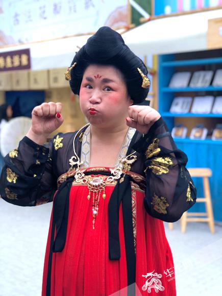 大眼混血小仙女一边嚼口香糖