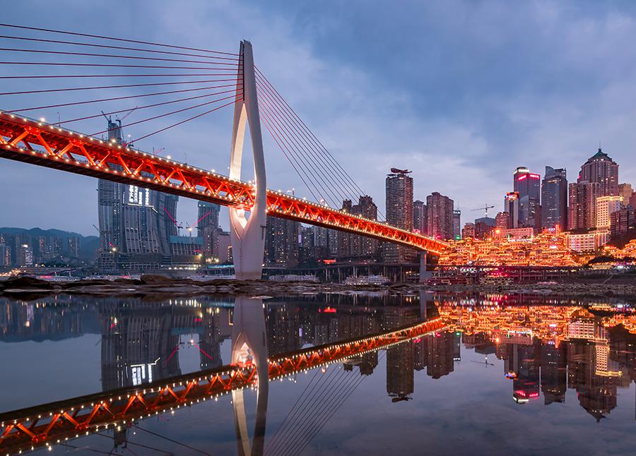 美翻了!今夜,重慶千廝門大橋,菜園壩長江大橋,大劇院被紅色點亮