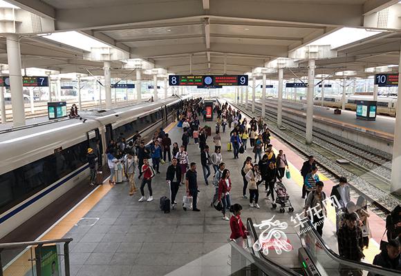 国庆假期里的重庆北站候车站台. 首席记者 徐焱 摄