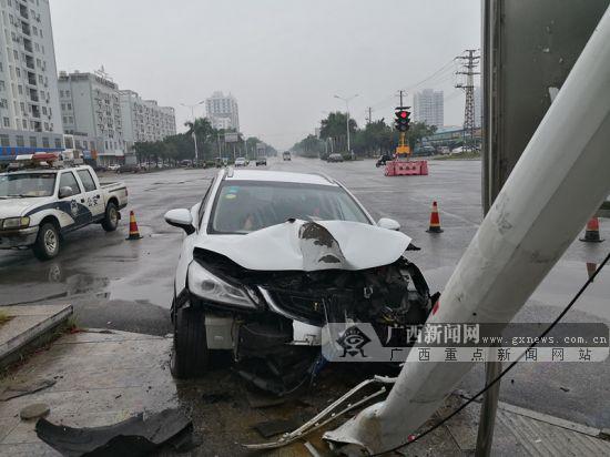 钦州港区逸仙路和金鼓大街路口,发生一起越野车碰撞路灯杆的交通事故