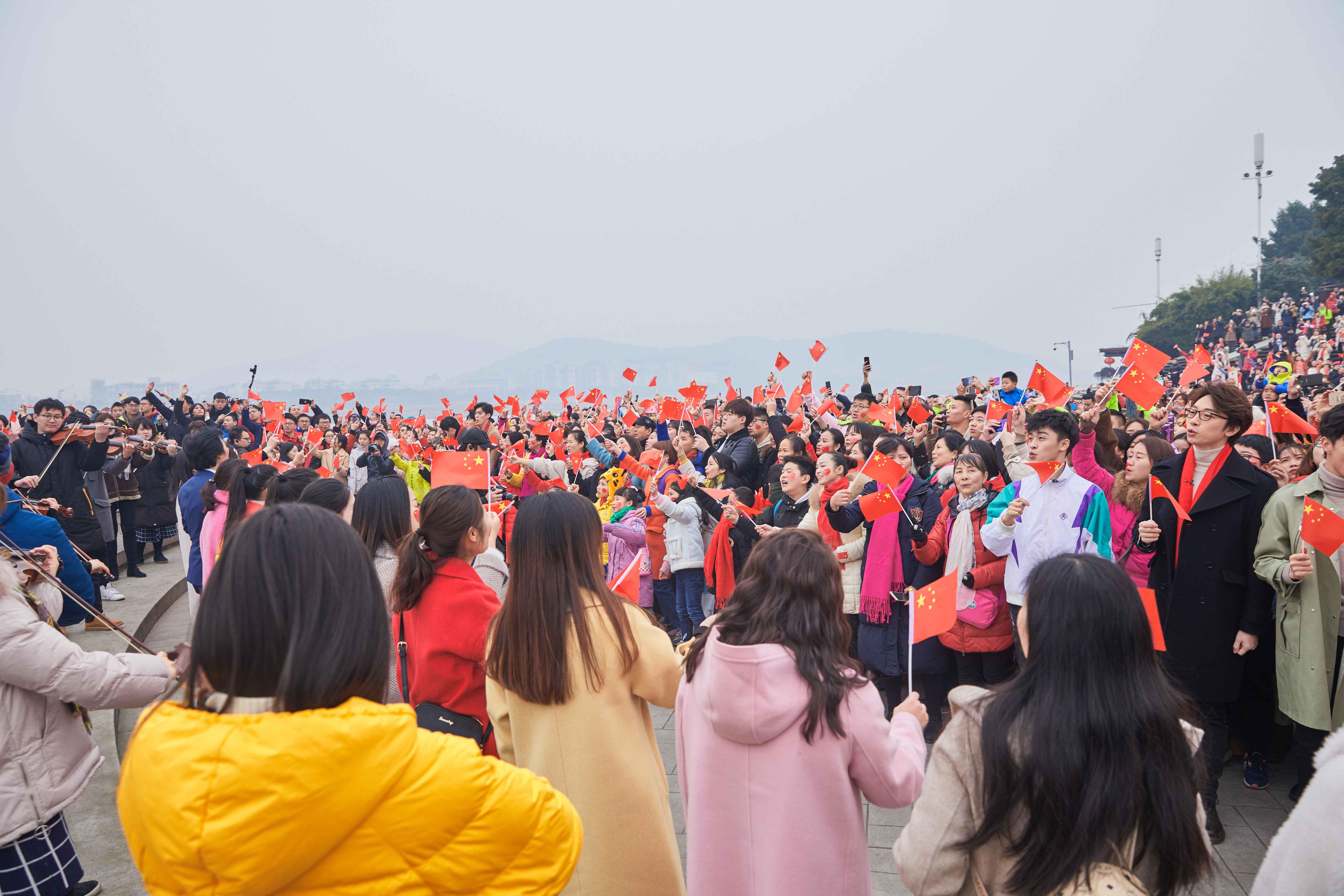 黄娅琴    湖南台记者:张华立 周雄 安德胜 古晓靖 谢临风 陈威 秦丹