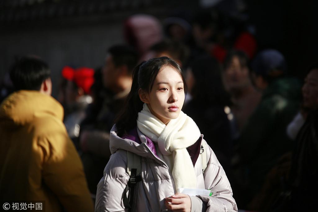 中央戏剧学院艺考继续现场美女如云