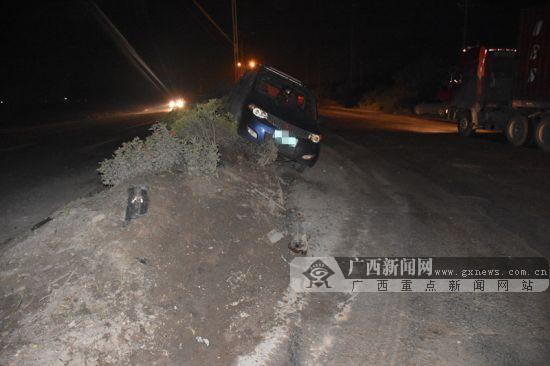 滿地碎片車頭撞爛 欽州一車禍現場讓人心驚(圖)