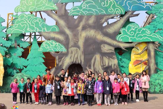 资讯丨熊出没明星空降济南方特踏青植树乐开怀