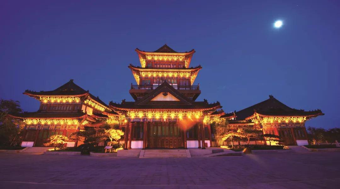 走到山顶,凤凰阁的塔楼高耸  阁外苍松翠柏,鸟语花香  深深地呼吸上