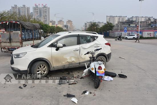 玉林：電動車一頭撞上轎車 駕駛人立即倒地不起