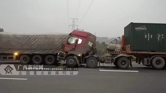 蘭海高速貨車追尾車頭被撞爛 現(xiàn)場滿地碎片(圖)