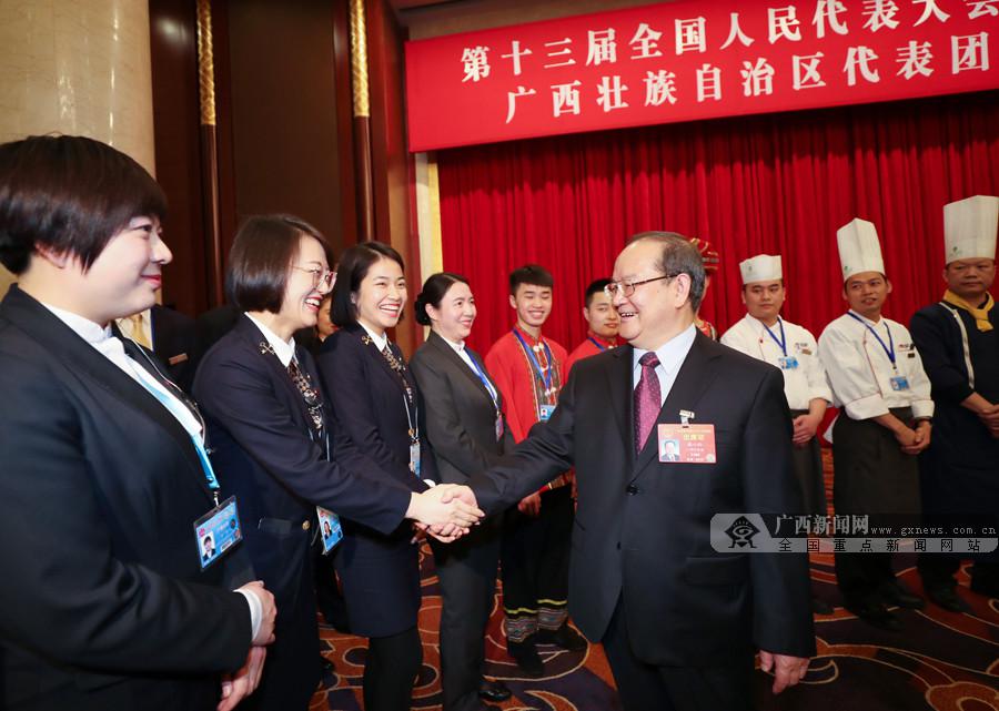 鹿心社陳武看望慰問全國兩會新聞工作者和廣西代表團駐地工作人員