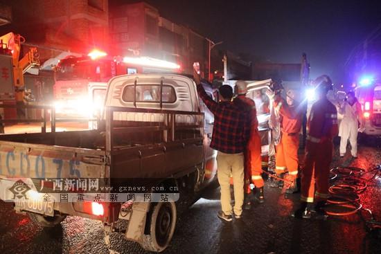 貴港：兩車追尾2人被困 消防員緊急救援(圖)