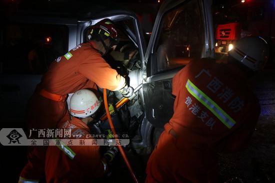 貴港：兩車追尾2人被困 消防員緊急救援(圖)