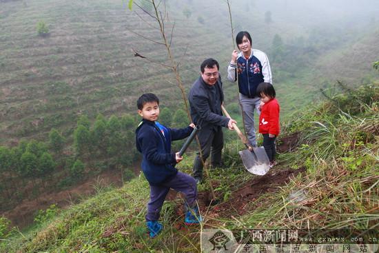 約會春天擁抱綠色 網友共同種下紅豆林(組圖)