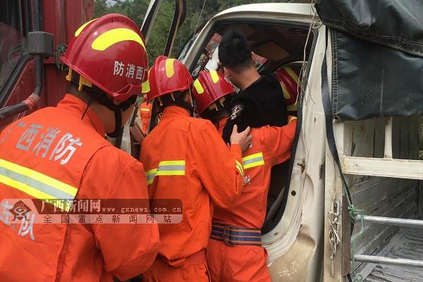 憑祥兩貨車相撞一人被困 消防救出被困司機(圖)