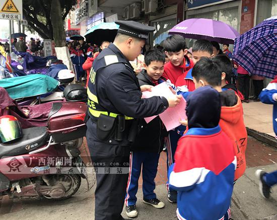 來賓城警深入校園及周邊開展掃黑除惡宣傳(圖)