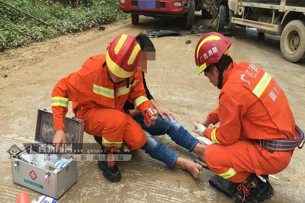 憑祥兩貨車相撞一人被困 消防救出被困司機(圖)