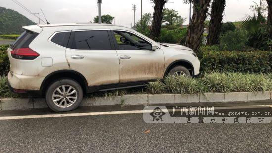 雨天路滑車速快 欽州一越野車"吻"上道路隔離帶