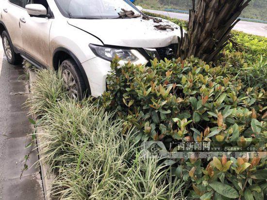 雨天路滑車速快 欽州一越野車"吻"上道路隔離帶