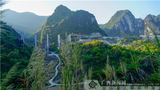 花中窺路 樂百高速公路建設如火如荼（組圖）